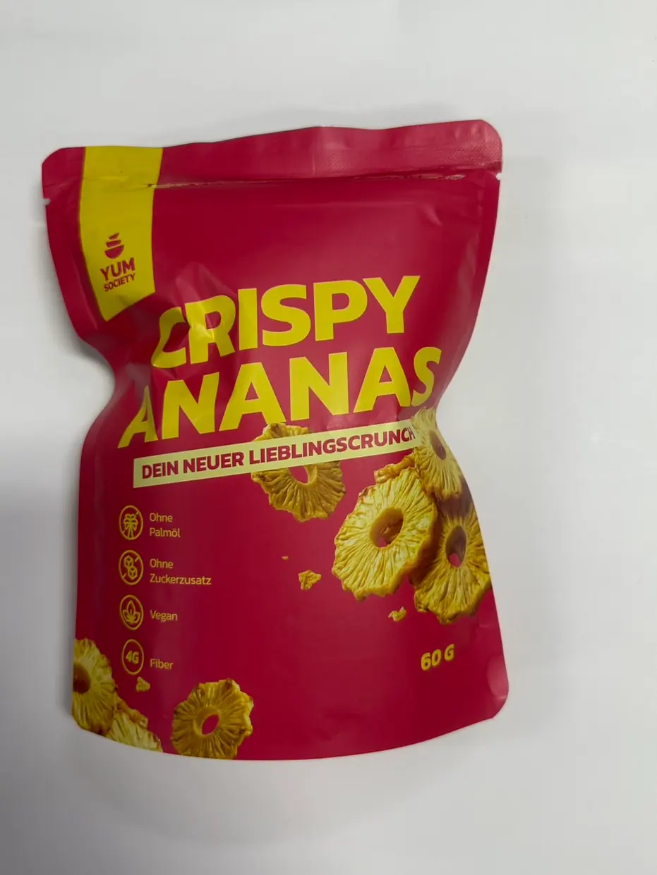 Crispy-Ananas-Beutel steht auf einem weissen Tisch